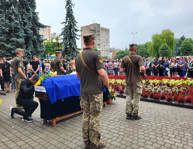 Місто плакало дощем: у Ковелі попрощалися з Героєм Віталієм Кушнірчуком