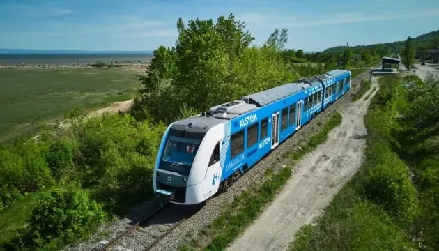 У Канаді запустили перший потяг на водні