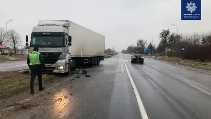 У Звірові – вантажівка, в Луцьку – бус: автівки занесло на дорозі