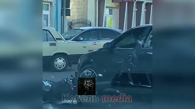 У Ковелі біля райуправління поліції скутер врізався у легковик (відео)