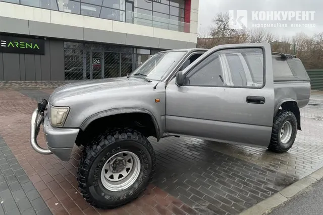 Позашляховик для ЗСУ: у Луцьку волонтери передали авто військовим (фото, відео)