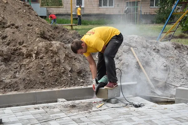 У Луцьку облаштовують нові пішохідні доріжки (фото)