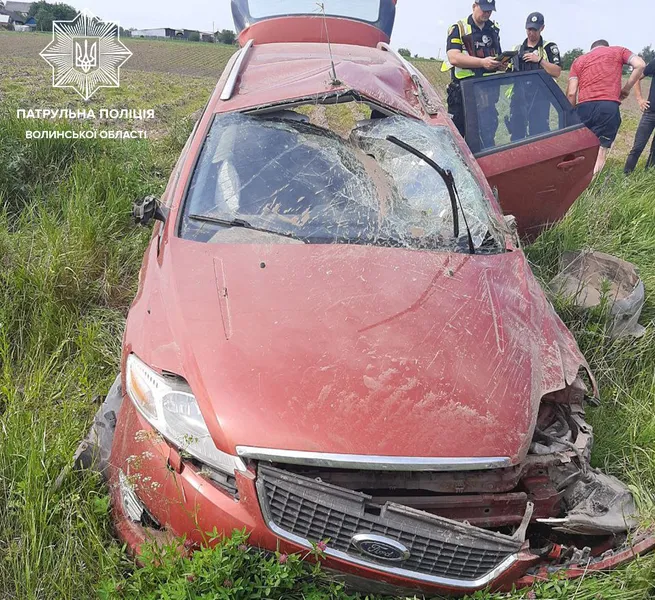 Дивом вцілів: на Волині п'яний на «форді» злетів з дороги у кювет (фото, відео)