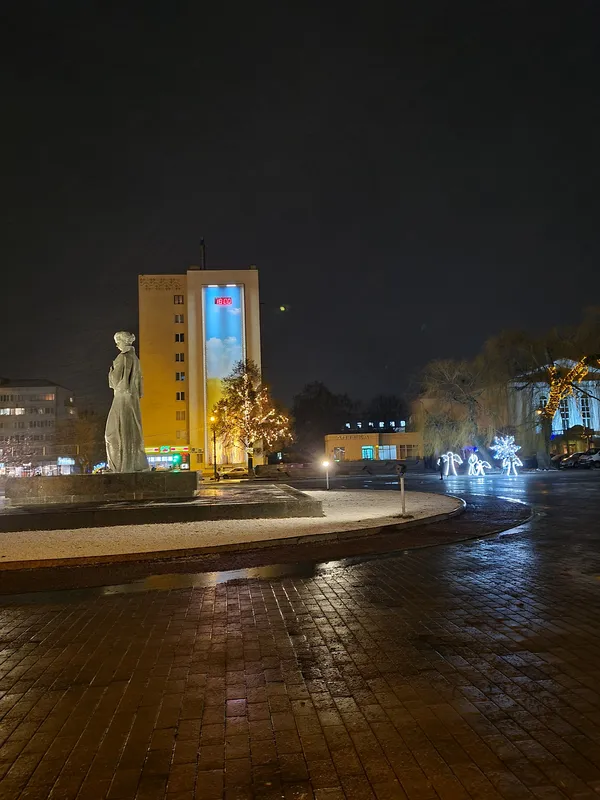 Сніг, ялинки та ілюмінації: який він, вечірній зимовий Луцьк (фото)