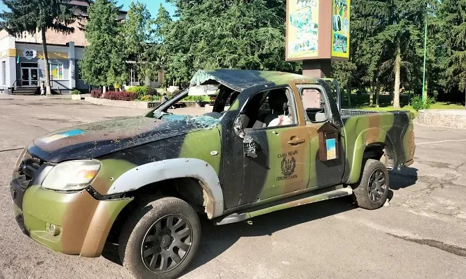 Знищене ворожими обстрілами: в центрі Рожища поставили авто з передової (фото)
