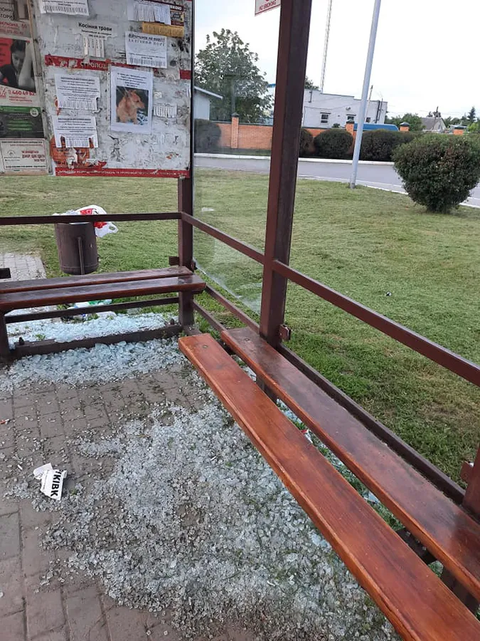 У Луцьку на Львівській розгромили зупинку (фотофакт)