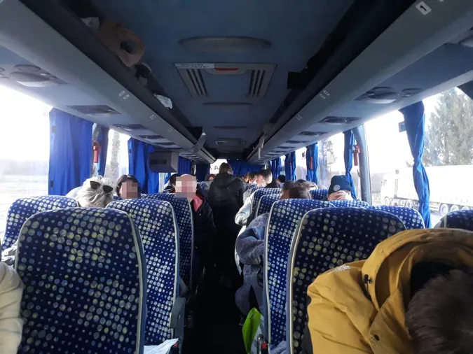 Луцькі прикордонники не пустили в Україну 35 білорусів з підробленими ПЛР-тестами (фото)