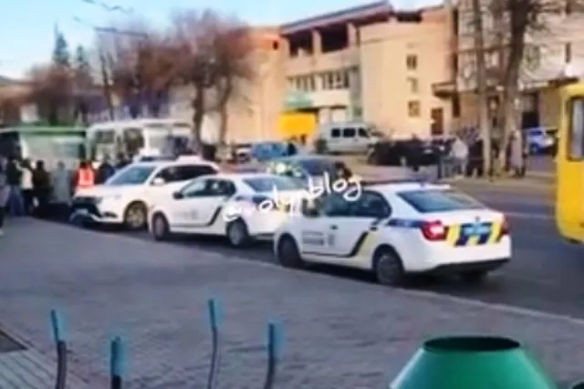 У місті на Волині зіткнулися мотоцикл та легковик (фото)