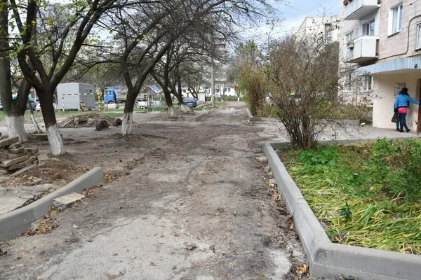 У Луцьку продовжують ремонтували вулиці та двори (фото)