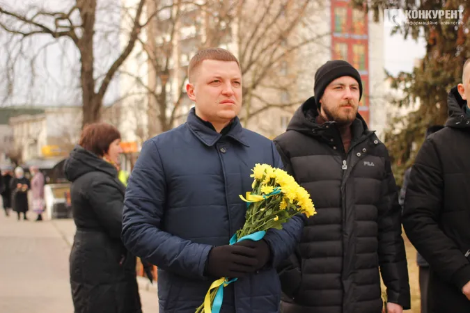 Квіти та сотні людей: у Луцьку вшанували пам'ять героїв Небесної Сотні (фото, відео)
