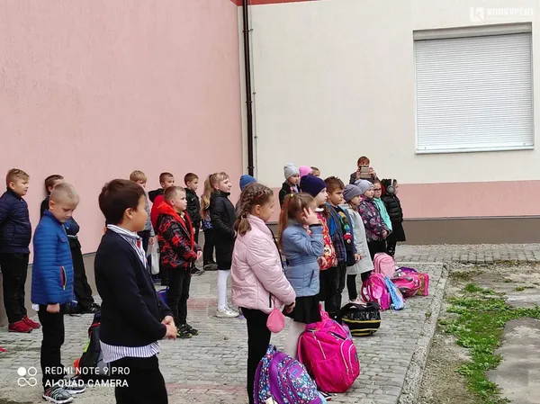 Луцькі школярі передали малюнки та солодощі захисникам України