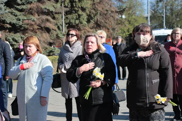 Квіти, пісні та ветерани: у Луцьку відзначили День перемоги (фото)