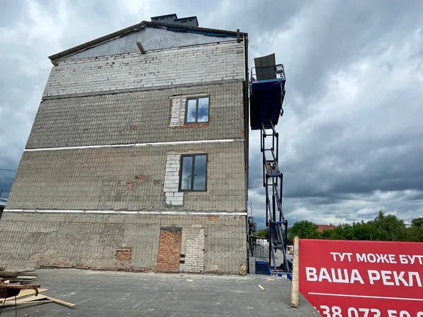 Із закинутого ТЦ – у житловий будинок: що буде з «Заріччям» поблизу Володимира (фото)
