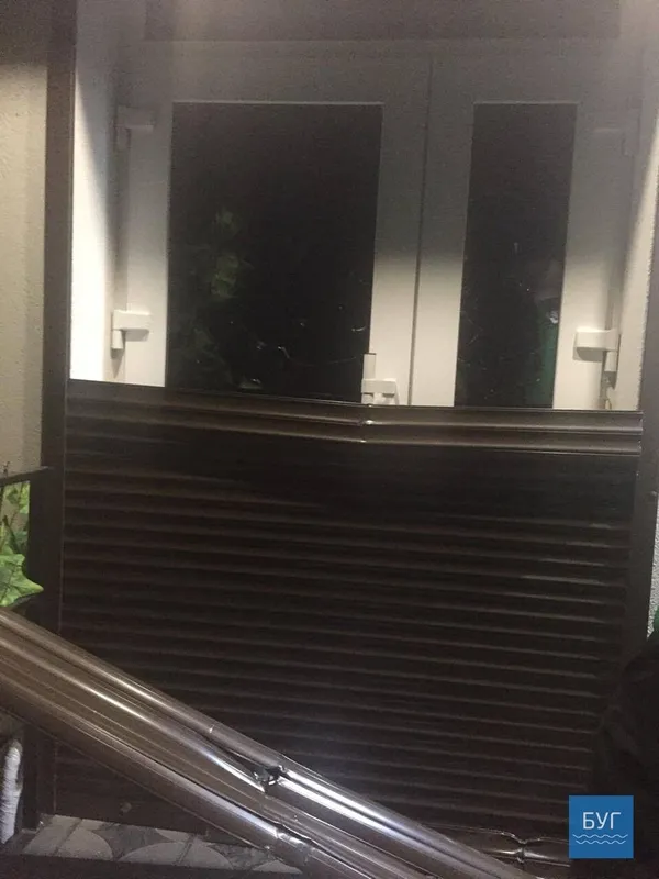 Розбиті вікна і двері: в Нововолинську втретє за тиждень розгромили магазин (фото, відео)