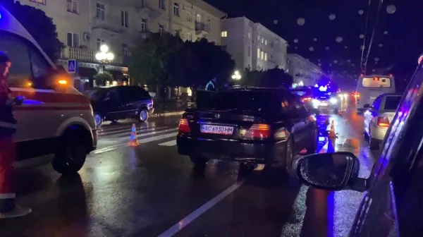 Рух ускладнено: у центрі Луцька стукнулись чотири легковики (фото, відео)