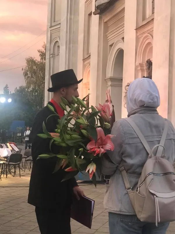 Артпроменад: як біля костелу святих Петра і Павла у Луцьку звучали скрипки (фото, відео)