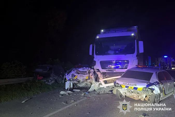 Вантажівка врізалася у поліцейських, які оформляли ДТП: деталі масової автотрощі на Хмельниччині (фото)