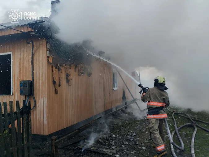 Замкнуло проводку: у Колківській громаді горів житловий будинок (фото)