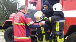 На Волині «швидка» застрягла у багнюці – хворого привезли на пожежному авто (фото)