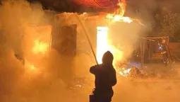 На Волині горіли господарська споруда та двоповерховий житловий будинок (фото)