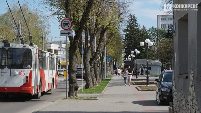 Весняний Луцьк: як місцеві прогулюються заквітчаним центром (фото)