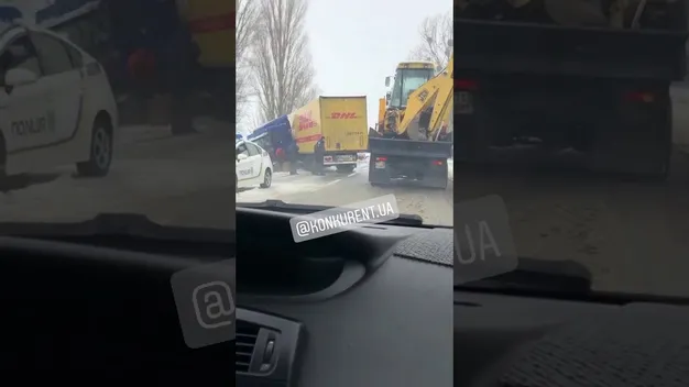 На волинській трасі розвернуло вантажівку (відео)