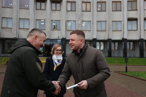 «Автобуси для нас надзвичайно необхідні»: громади на Волині отримали шкільний транспорт (фото)