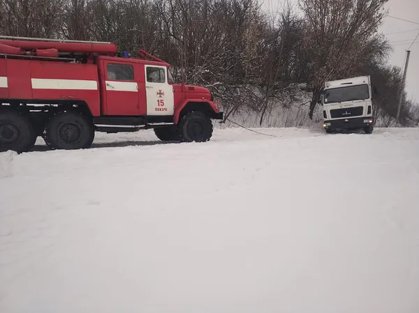 На Волині зі снігового замету витягли автівку з жінкою і трьома дітьми