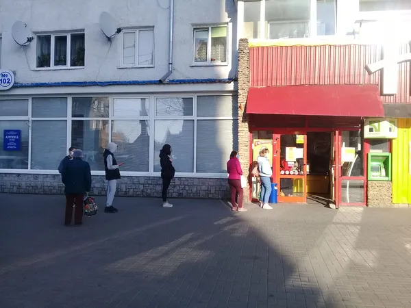 Від завтра в Луцьку  – особливий режим, а сьогодні – черги (фото)