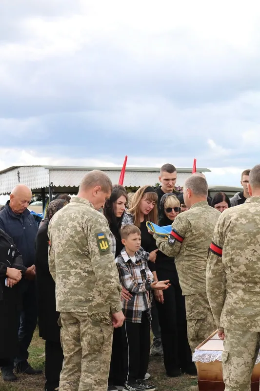 Прапор вручили синові: на Волині попрощалися із Героєм Сергієм Кацавальським (фото)