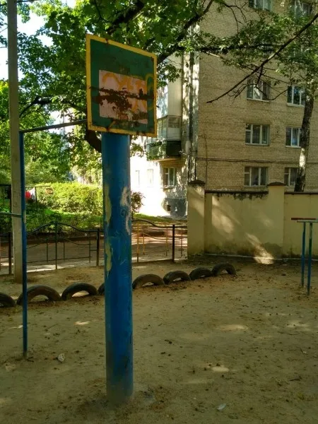 У Луцьку дитмайданчик наче «після війни» (фото)