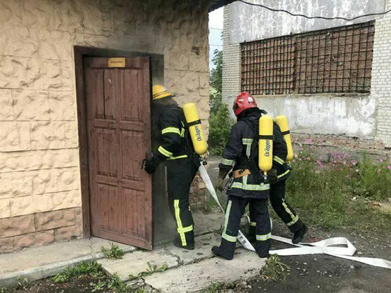 Луцьких рятувальників відправили в теплодимокамеру для тренування навичок (фото)