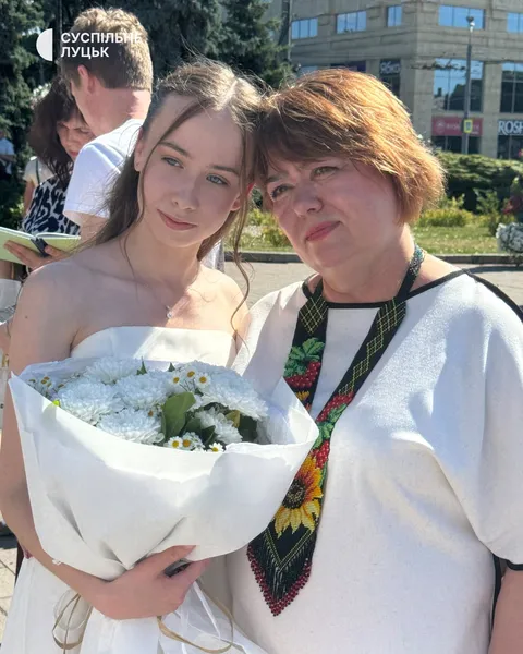 У центрі Луцька понад 300 випускників-відмінників отримали свідоцтва з відзнаками(фото)