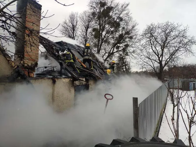 У Боголюбах витягнули з пожежі літнього чоловіка (фото)