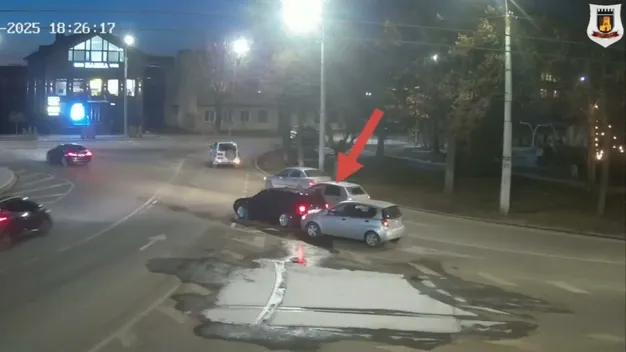 У Луцьку на кільці Chevrolet протаранив Volkswagen (відео)