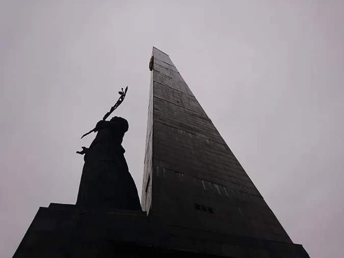 У Луцьку з обеліска на меморіалі сипляться плити (фото)