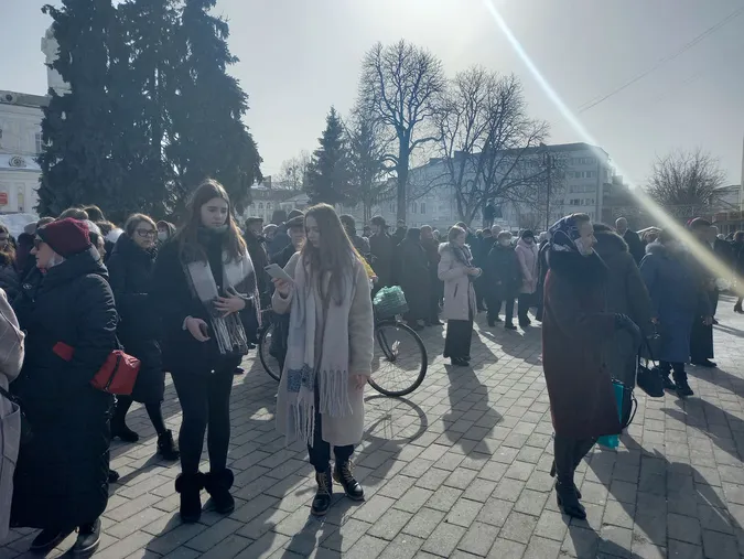 Сотні людей прийшли покласти квіти до пам'ятника Лесі Українці (фото)