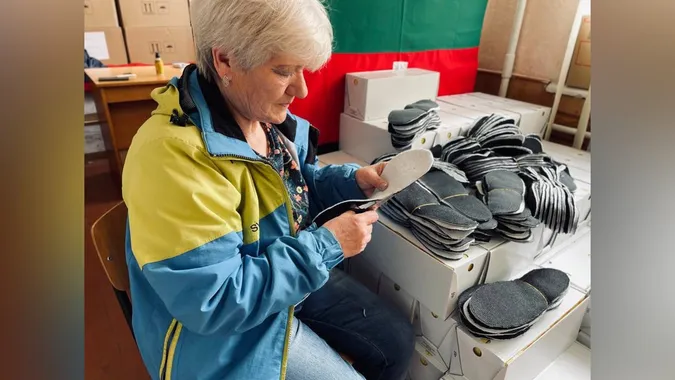 Волонтерка з Волині пошила понад 8000 устілок для захисників (фото)