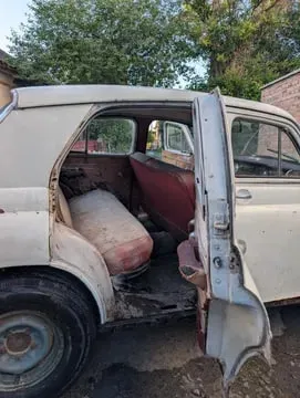 На такому їздив Папа Римський: у Луцьку продають раритетне авто 1970 року (фото)