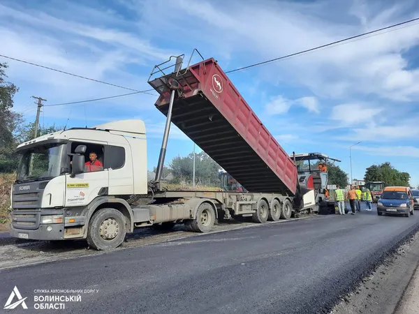 Між Струмівкою та Підгайцями кладуть асфальт: рух транспорту – в реверсному режимі (фото)