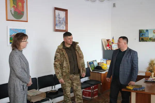 Жителі Горохова передали РЕБ воїнові-земляку (фото)