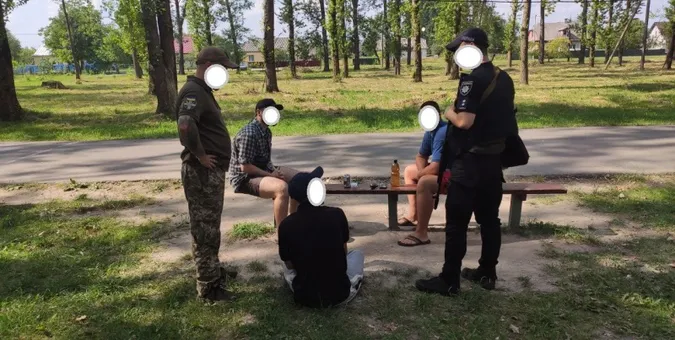 У Ратному вручали повістки тим, хто вживав алкоголь (фото, відео)