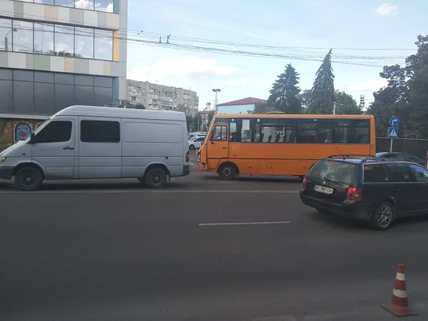 У Луцьку біля «Променя» – аварія за участю маршрутки (фото, оновлено)
