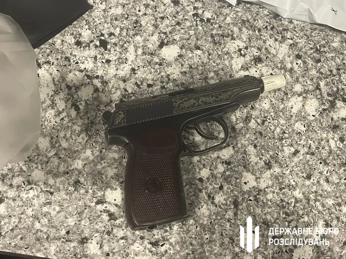 Гроші, зброя, гранати: ДБР влаштувало обшуки в депутатів від ОБЗЖ (фото)