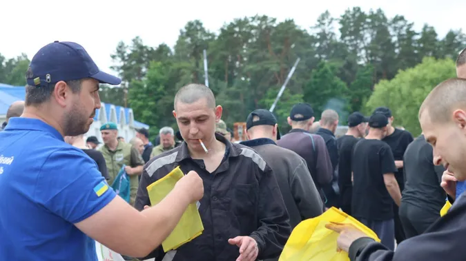 До сліз: з російського полону повернули групу важкопоранених і тяжкохворих Захисників