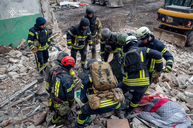 У Глухові під завалами на місці ворожого удару загинули 12 людей (фото)