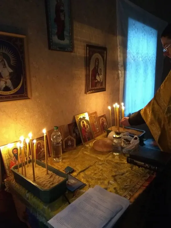 «Константинополь, дивись!»: у Нічогівці віряни УПЦ (МП) правлять службу в старій хаті (фото)