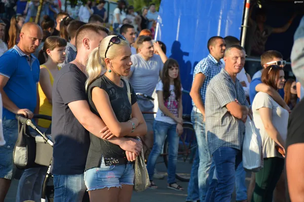 Відвідало захід багато закоханих пар...