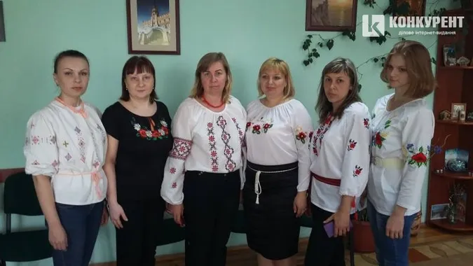 Луцькі чиновники вийшли на роботу у вишиванках (фото)