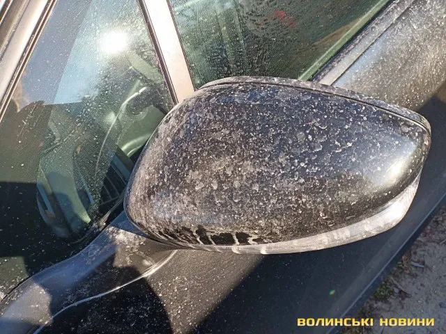 Загадковий білий пил: лучани скаржаться, що не можуть відмити автівки (фото)